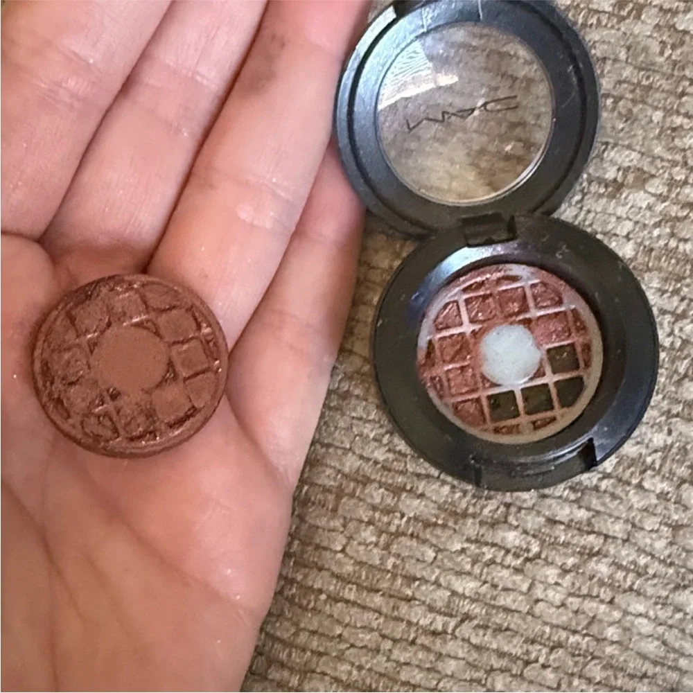 MAC Cosmetics preowned item